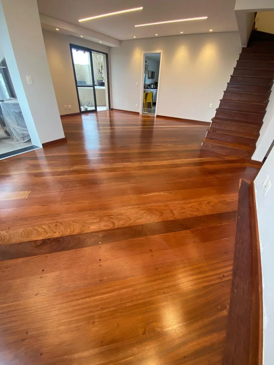 Piso de madeira restaurado pela Aplicatek